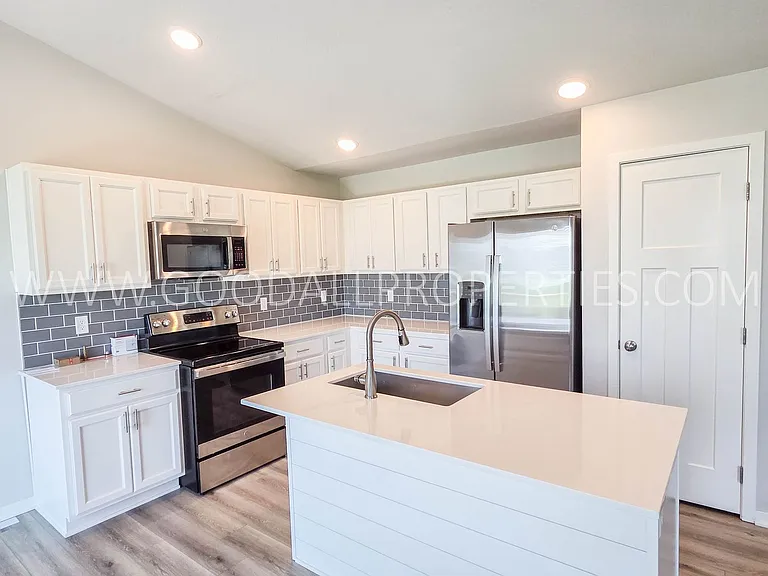 18203 Alpine Dr — Photo 2