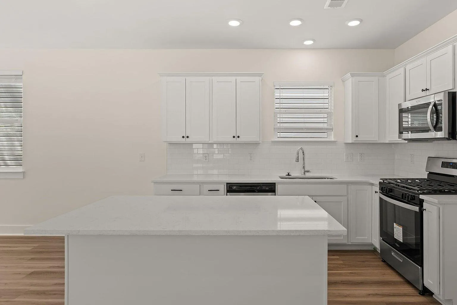 4 bed, 2.5 bath, 1800 sqft, $2,275 — Photo 3