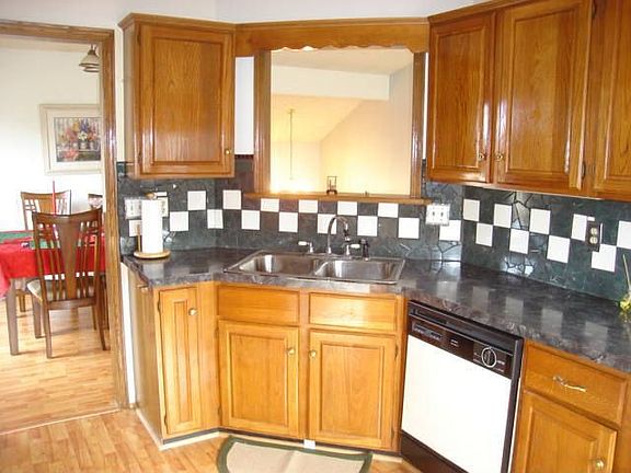 Open Feel to Living/Dining