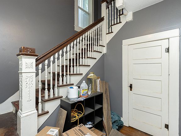 3rd image of 402 W Ashland Ave