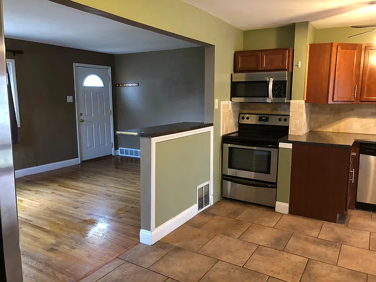 9839 Meadow View Dr — Photo 3