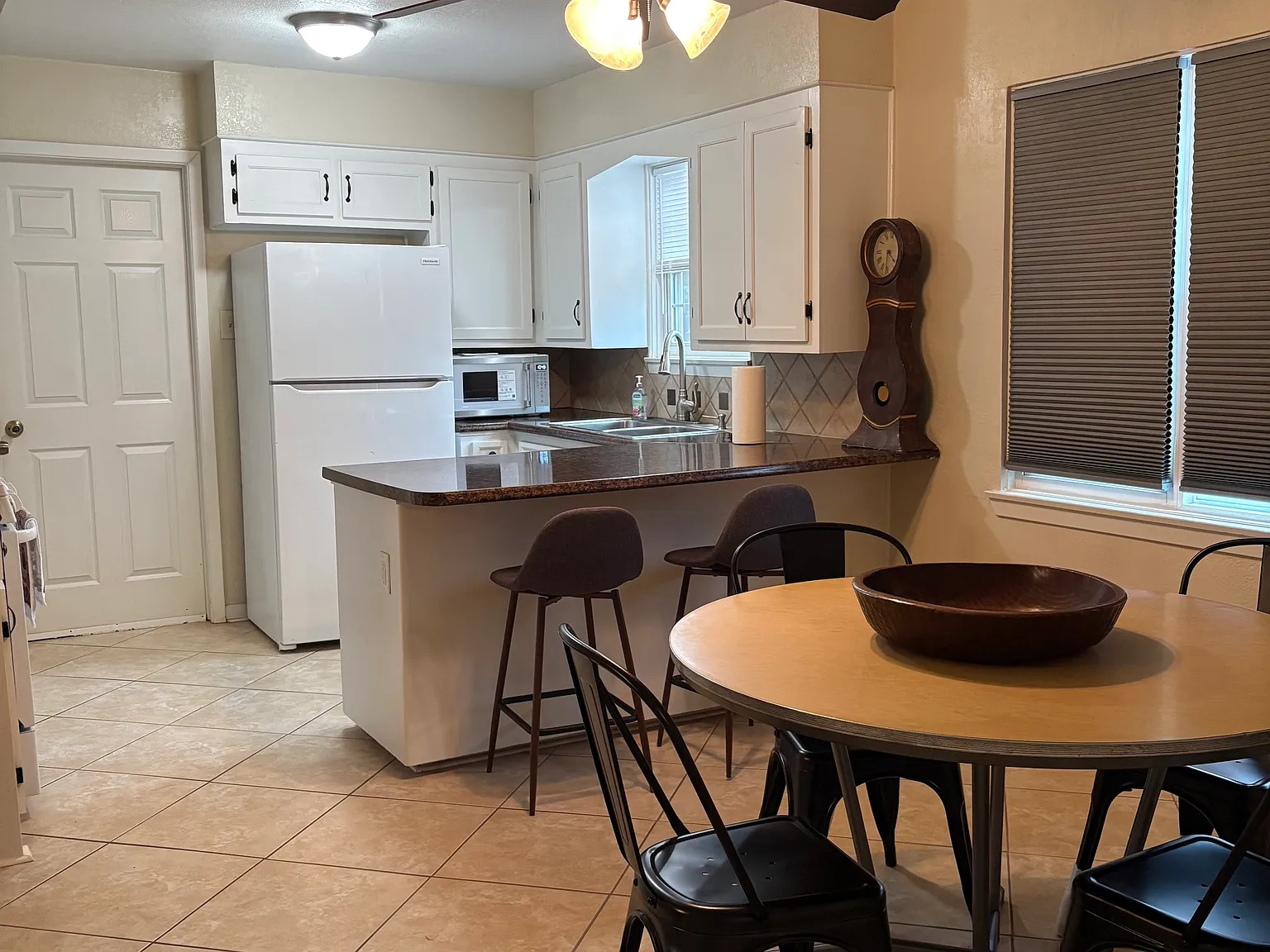 3 bed, 1340 sqft, $4,600 — Photo 3