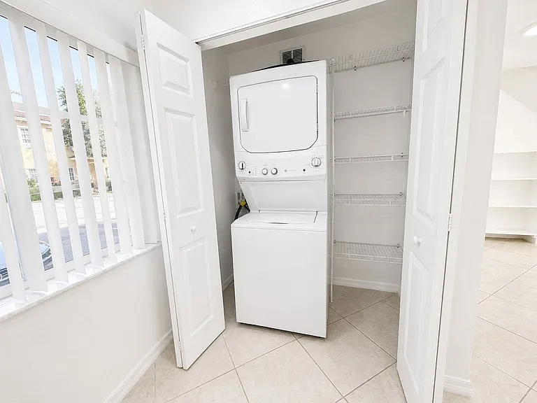 324 NW 3rd St #D — Photo 5