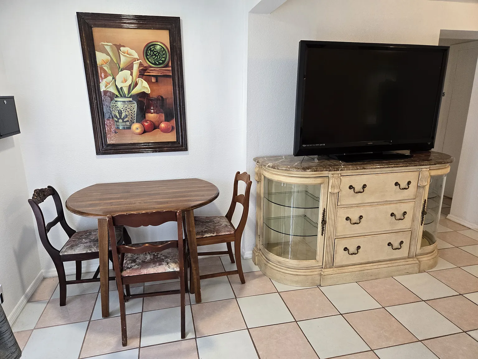 6 bed, 1347 sqft, $599 — Photo 2