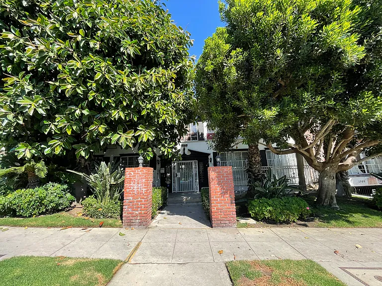 1560 N Laurel Ave — Photo 5