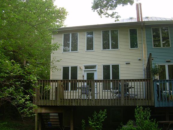 Rear deck, great for entertaining.