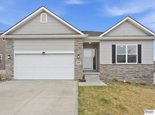 5310 Lynnwood Dr, Papillion, NE 68133