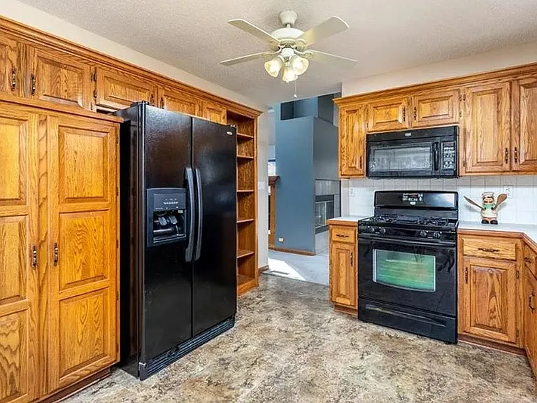 3400 Gateway Dr — Photo 5