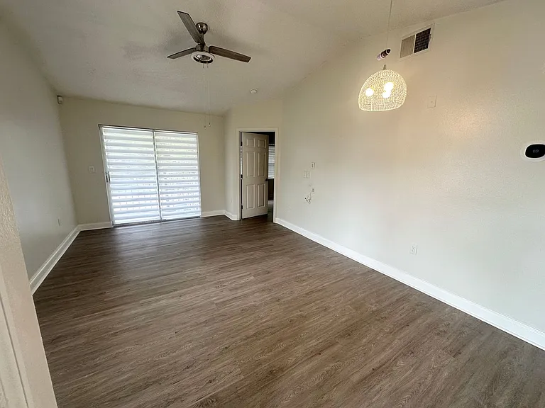8824 Coral Palms Ct #B — Photo 3