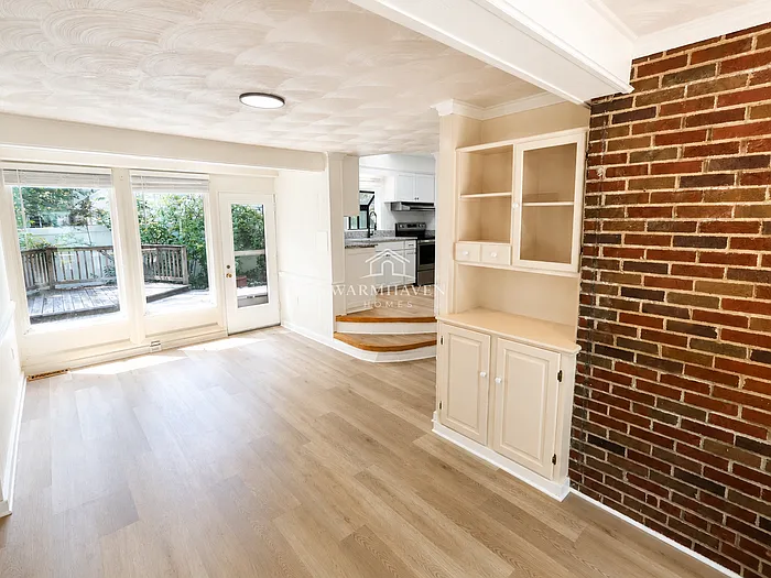 302 N Pershing Ave — Photo 3