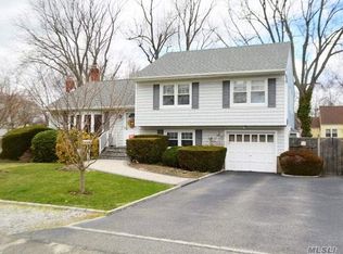 20 Storey Ave, Central Islip, NY 11722