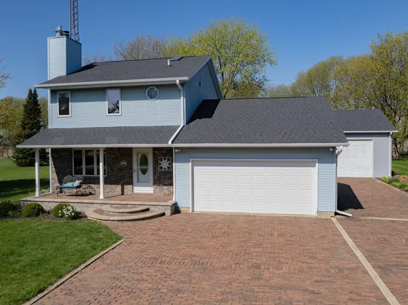 1661 Hill Dr, Dixon, IL 61021