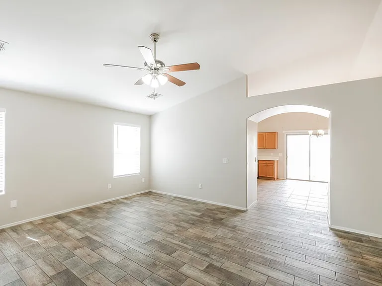 1114 E Fraktur Rd — Photo 5