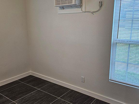 3rd image of 601 Carrie Ave