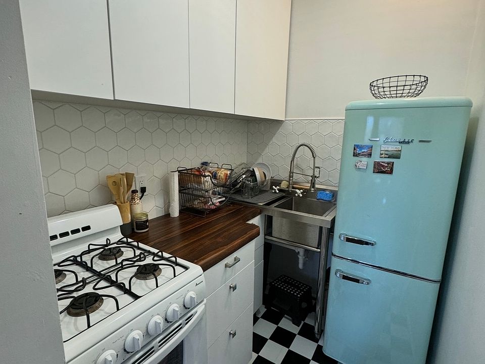 1st image of 811 E College St Fl 2nd