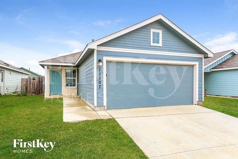 3 bed, 2.0 bath, 1016 sqft, $1,635 — Photo 2