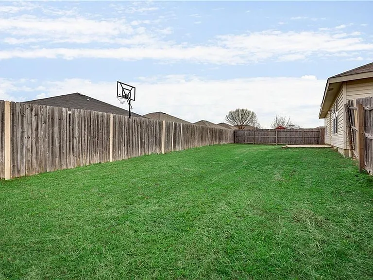 1512 Queens Brook Ln — Photo 27