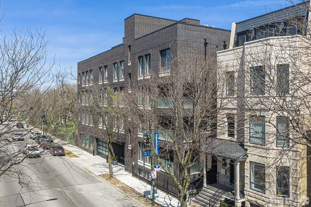 Building Photo - 3839 N Clark St #104