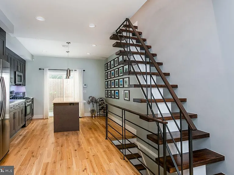 2233 Latona St — Photo 2