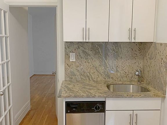 3rd image of 240 W 15th St APT 14