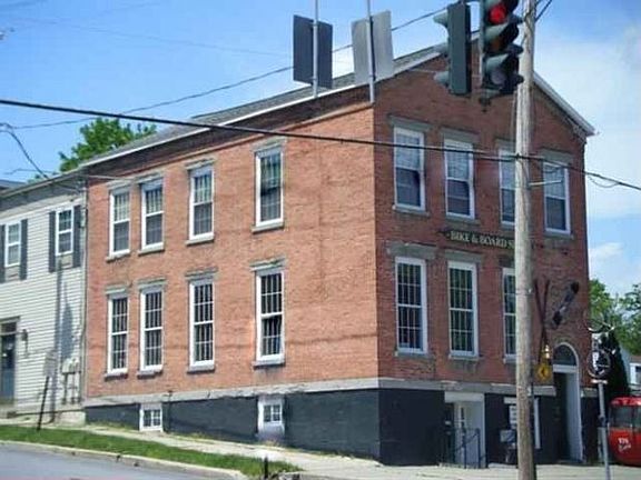2nd image of 123 Broad St