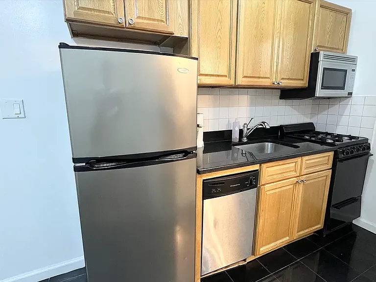 221 E 35th St #3E — Photo 2