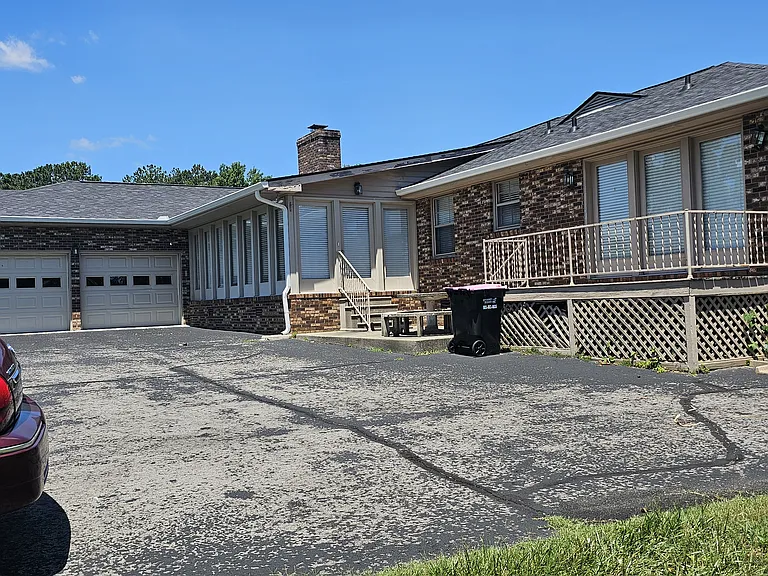 120 Briarwood Dr — Photo 3