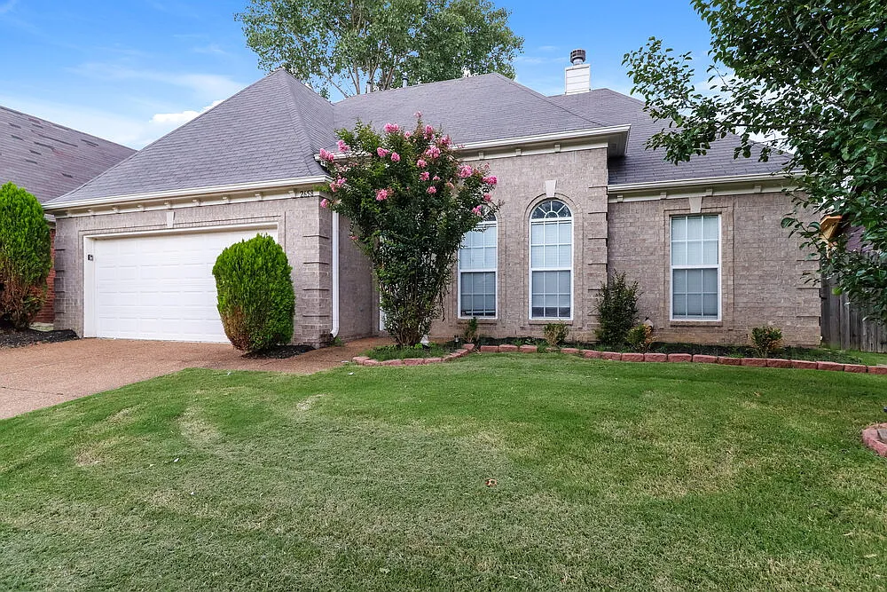 3 bed, 2.0 bath, 1376 sqft, $1,810 — Photo 3