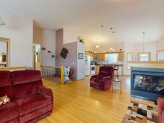 5th image of 1934 E Dunnison Cres