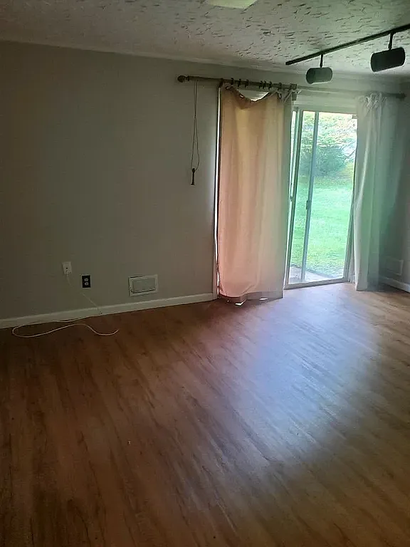 4 bed, $4,300 — Photo 1