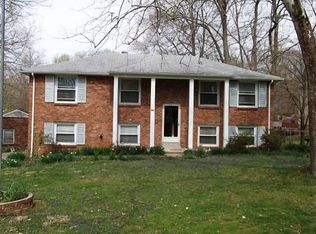 102 Robin Hood Dr, Clarksville, TN 37042