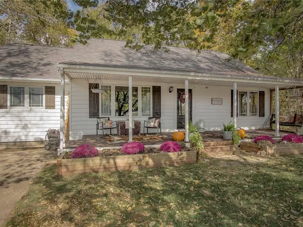 27800 Wonka Dr, Louisburg, KS 66053