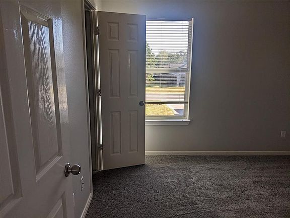 3rd image of 9647 Oak Hill Dr