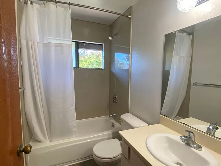 107 W Oak street — Photo 7