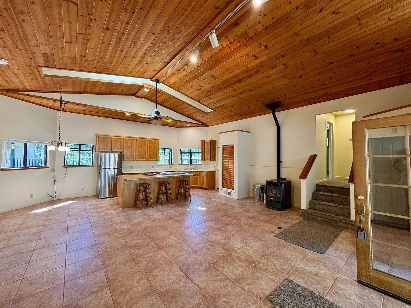 Spacious 3-bedroom, 2-bath multi-family home — Photo 4