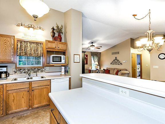 5th image of 520 Deerfield Cir