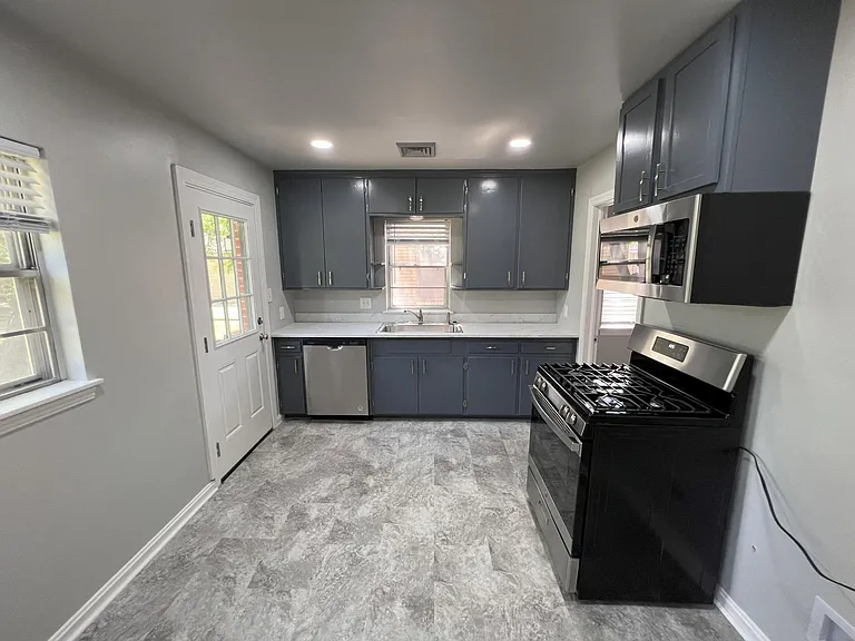 2808 NW 35th St — Photo 5