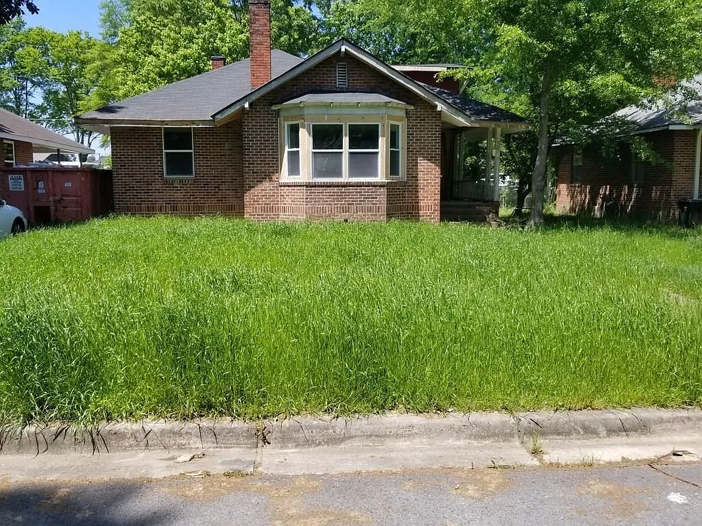 28 Oak St NE photo 1