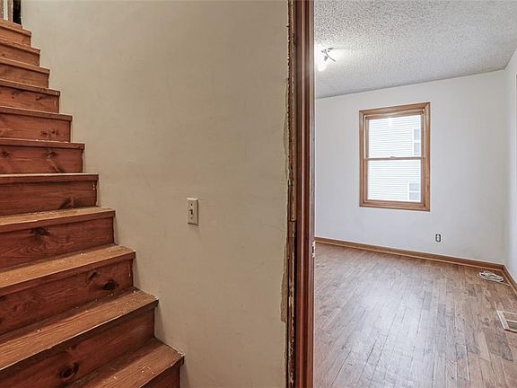 3rd image of 8440 Oak St