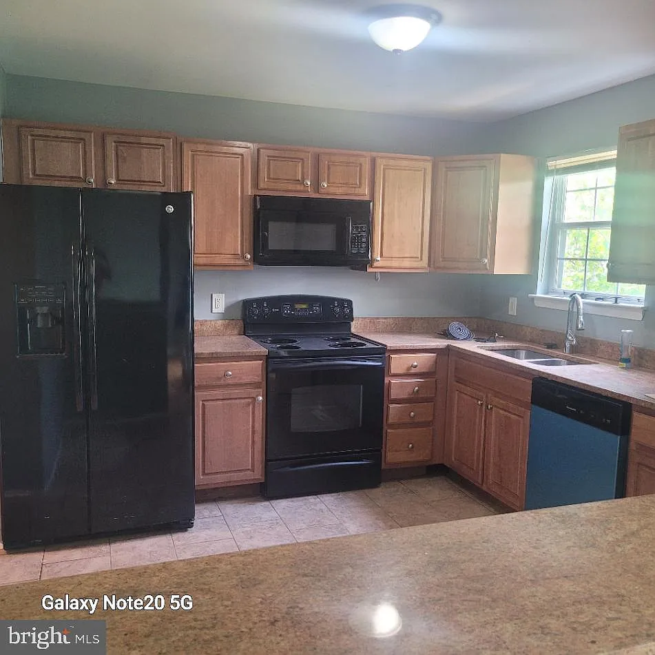 4 bed, 2.5 bath, 1704 sqft, $2,500 — Photo 2