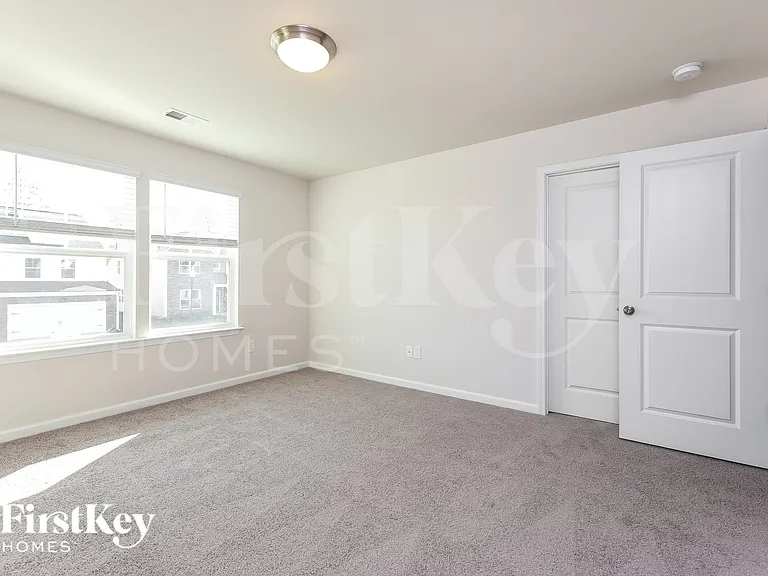 565 Hillpark Ln — Photo 13