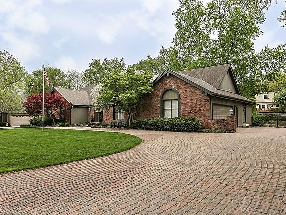 Beautiful paver drive