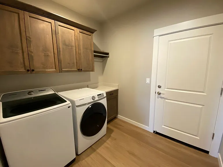 912 Medina Ave — Photo 10