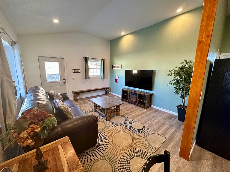 440 Hickok Trl — Photo 1