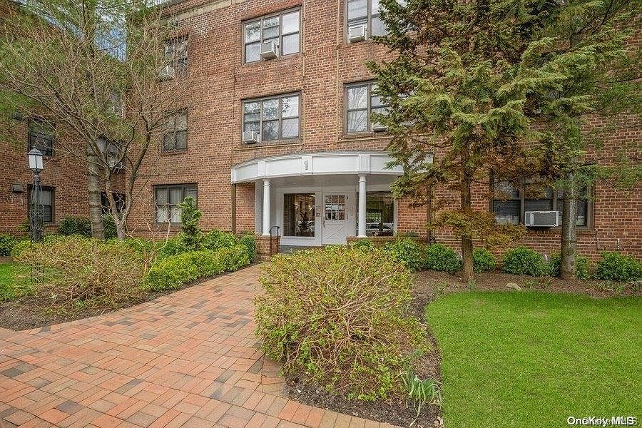 1st image of 1 Townhouse Place #1C