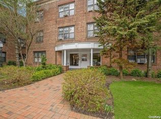 1 Town House Pl APT 1C, Great Neck, NY 11021