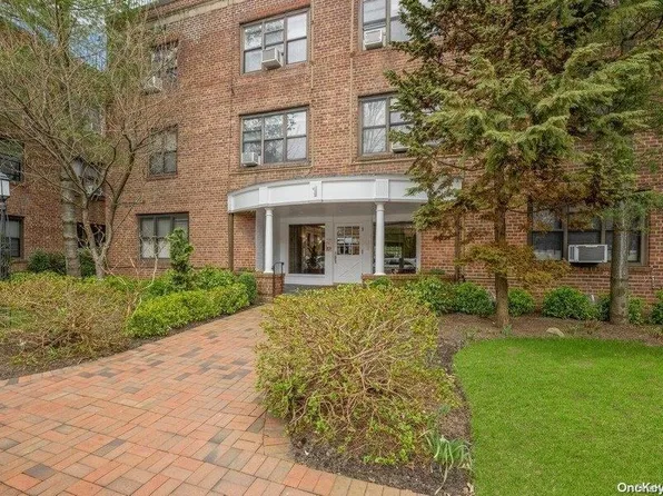 1 Townhouse Place #1C, Great Neck, NY 11021