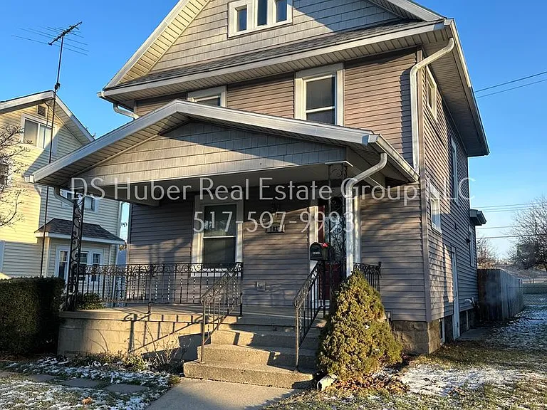 1027 Climax St — Photo 1
