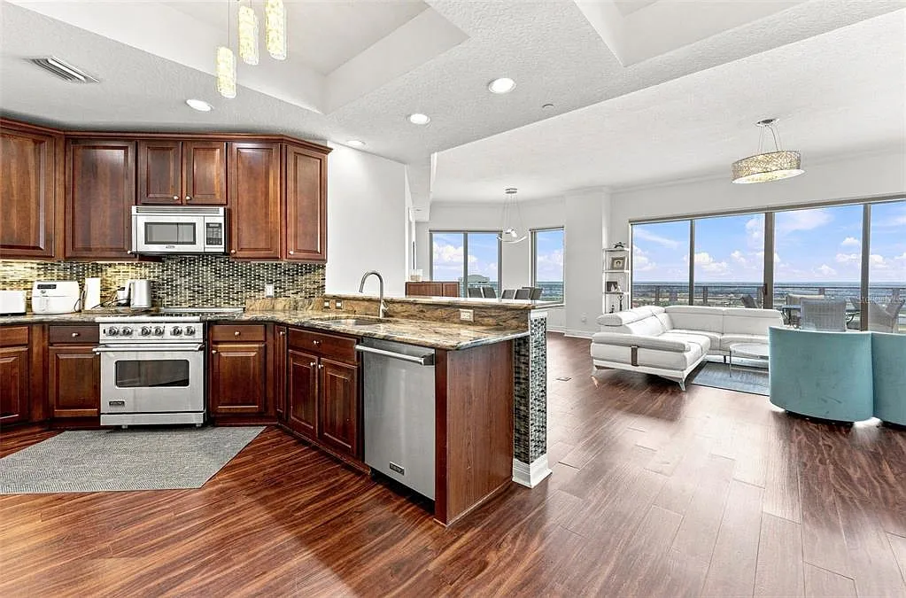 3 bed, 3.0 bath, 1733 sqft, $6,500 — Photo 4