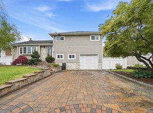 572 Benjamin Rd, North Babylon, NY 11703